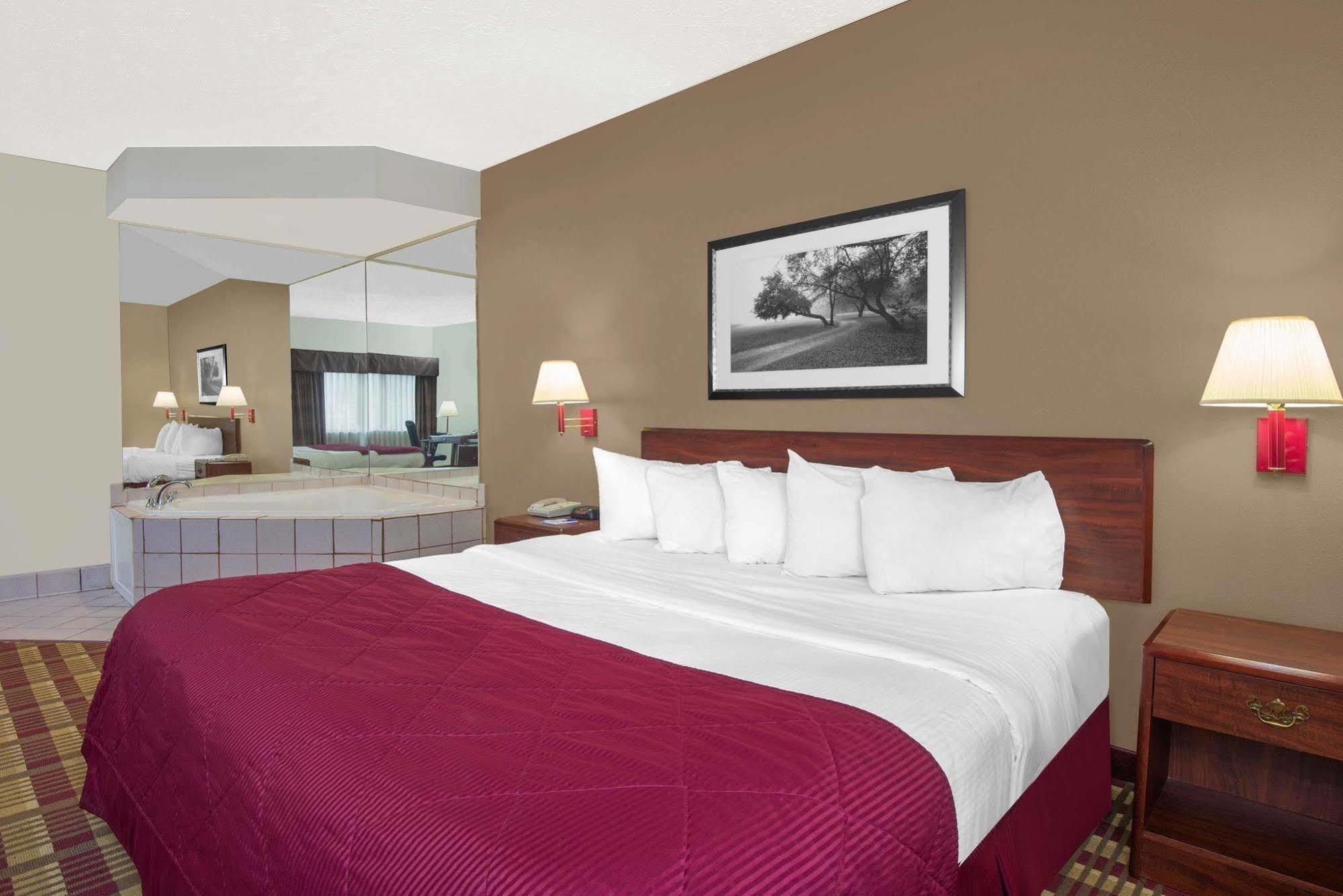 מלון Baymont By Wyndham Boston Heights/Hudson מראה חיצוני תמונה