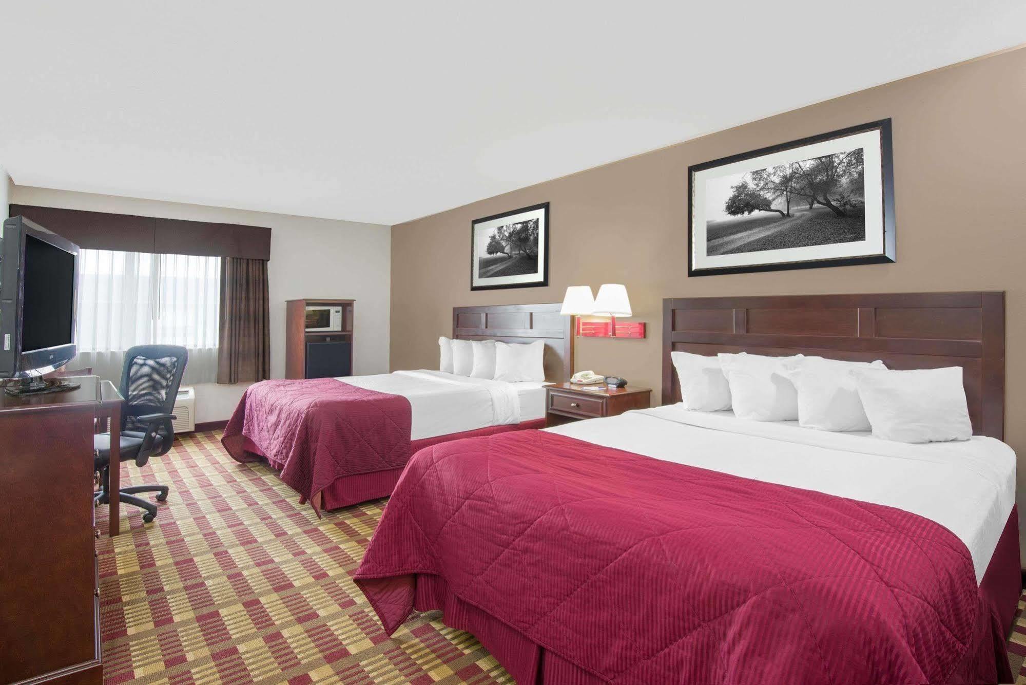 מלון Baymont By Wyndham Boston Heights/Hudson מראה חיצוני תמונה